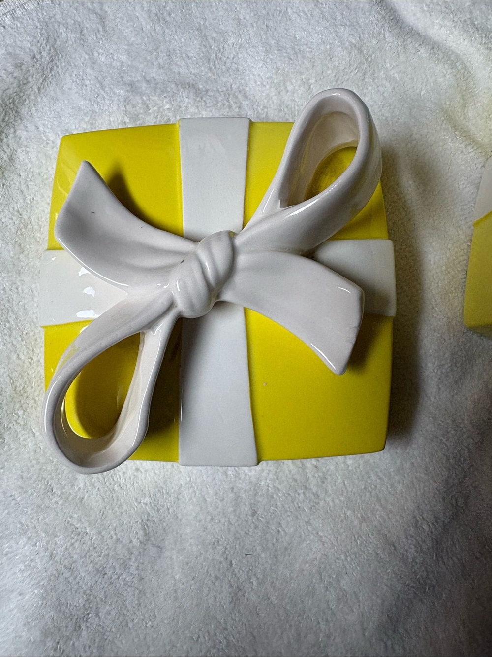 Vintage Fritz& Floyd Ceramic Gift Box Decorative Accent in Yellow and White